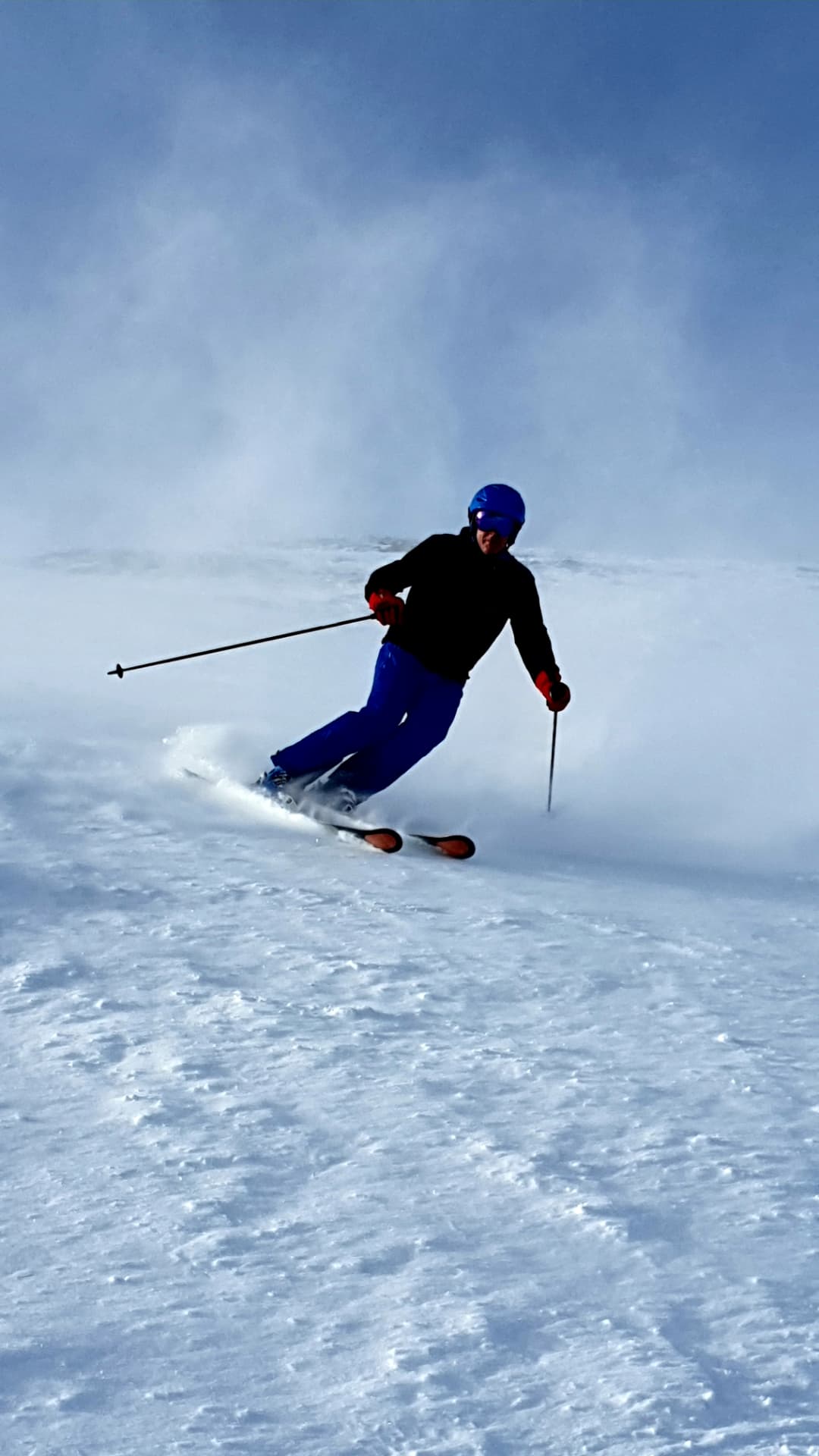 Bernhard Plachy im Carving auf der Piste
