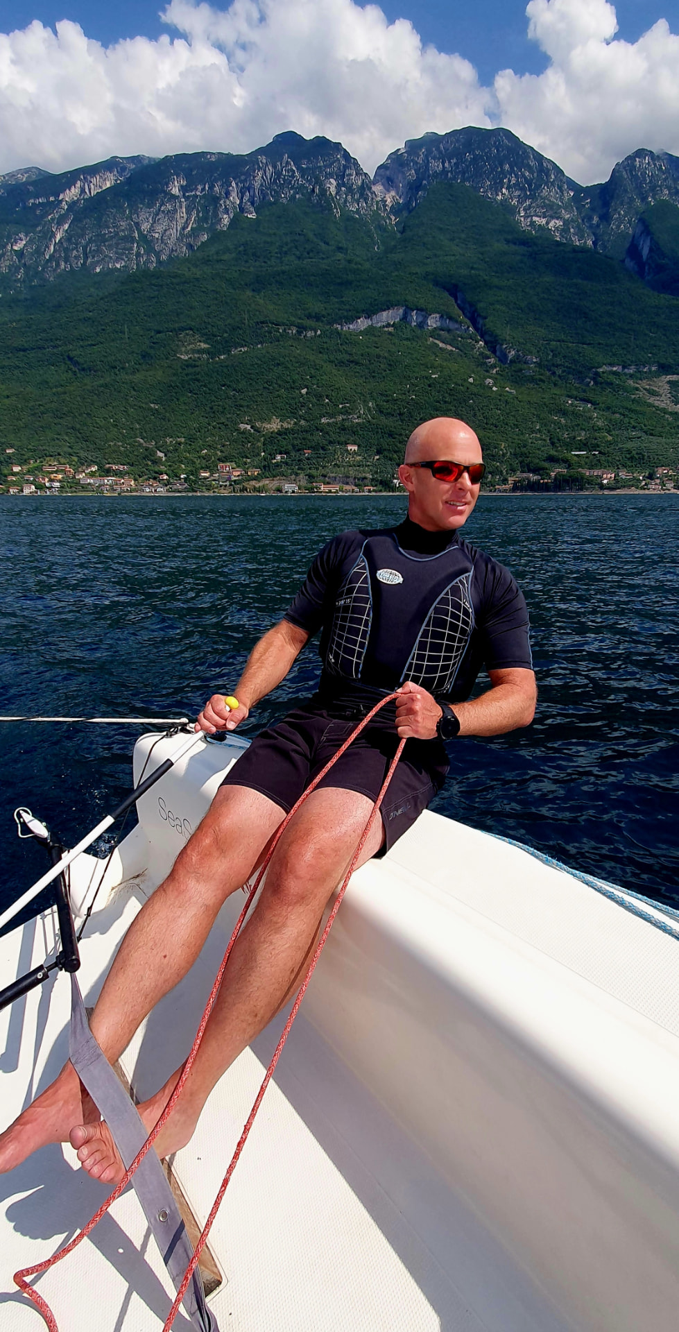 Bernhard Plachy beim Segeln vor Bergkulisse