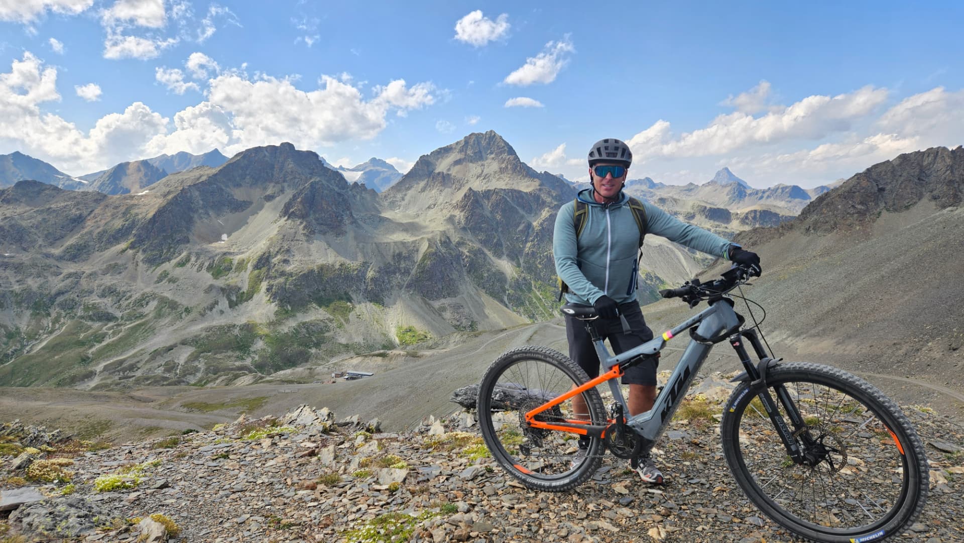 Bernhard Plachy mit dem E-Mountainbike in den Alpen