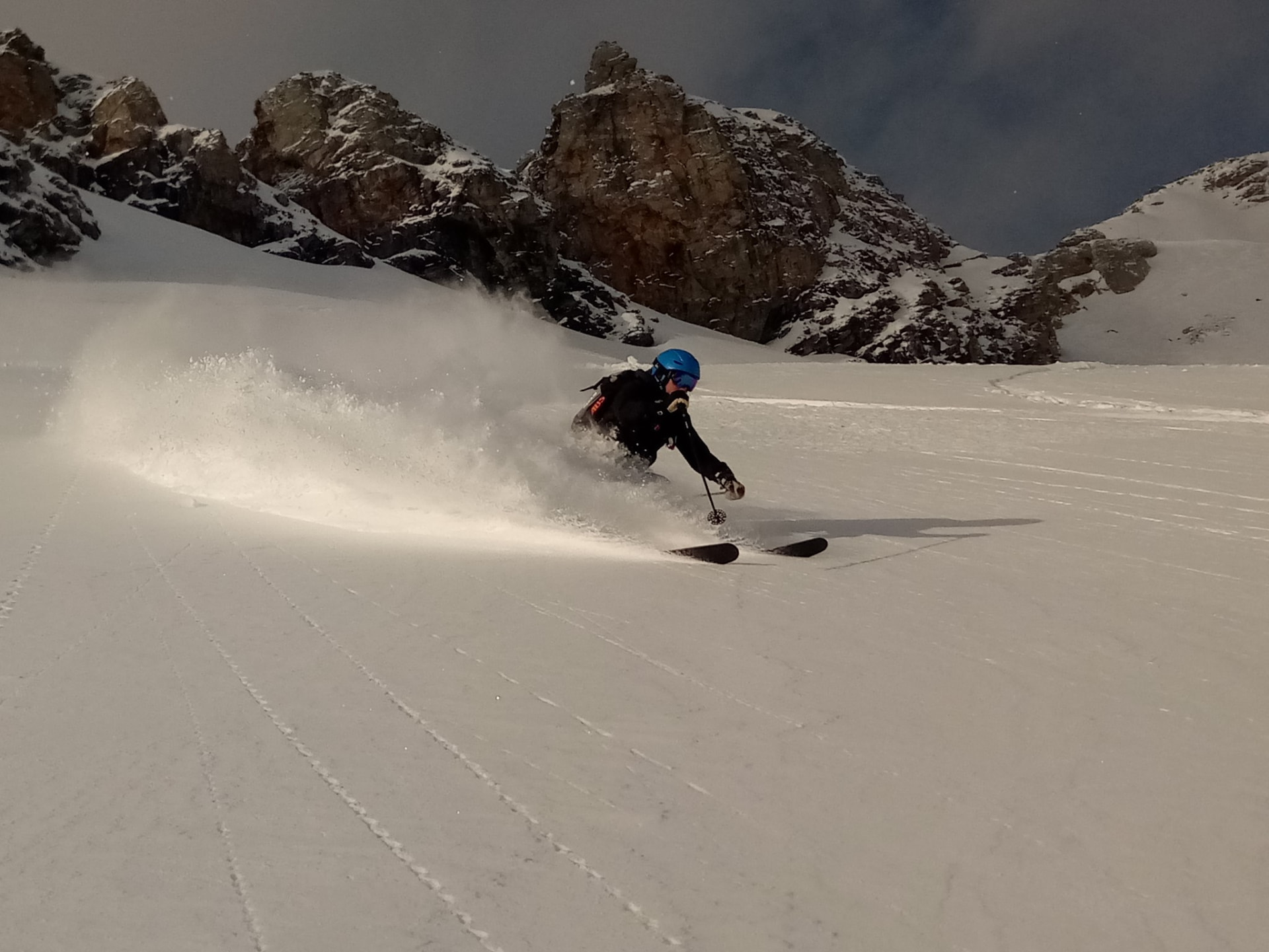 Bernhard Plachy im Tiefschnee beim Skifahren